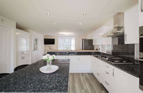 Newport Pagnell House | Spacious 5-bed Home in Milton Keynes by Renzo, Driveway Parking, Close to M1