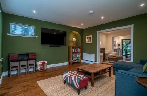 Barnton House | Spacious 5-Bed Home with Garden Parking - Pass the Keys