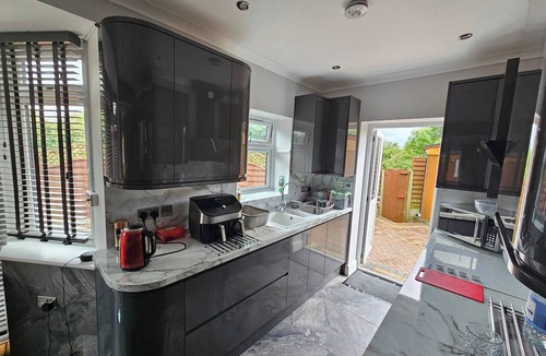 Staines House | Spacious 5-Bedroom House in Staines-upon-Thames with Garden