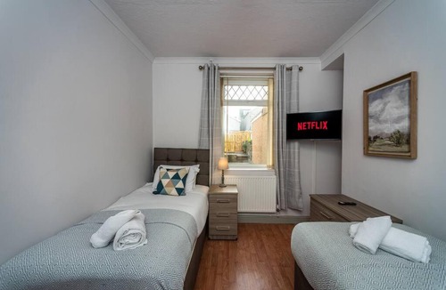 Llanelli Apartment | Spacious 5BR Home with Parking