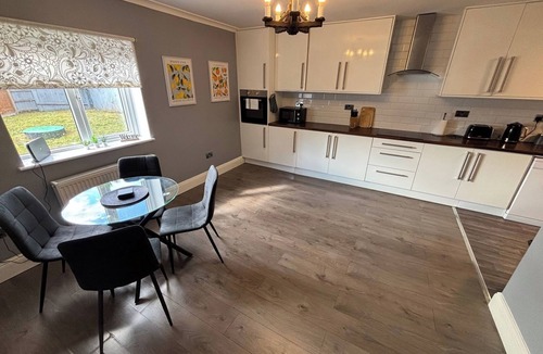 Ely House | Spacious 5BR house close to Ely