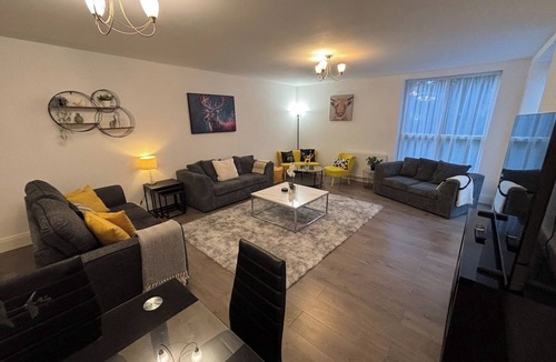 Ely House | Spacious 5BR house close to Ely
