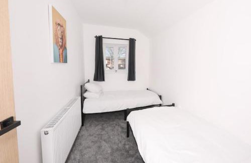 Dinnington Apartment | Spacious 6-Guest Retreat with Pool Table