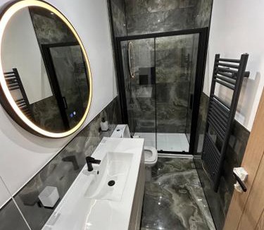 Dinnington Apartment | Spacious 6-Guest Retreat with Pool Table