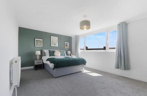South Shields House | Spacious! 6BR in Beach Road