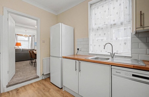 Northampton House | Spacious and Modern 2-Bedroom House with Garden - Free Parking