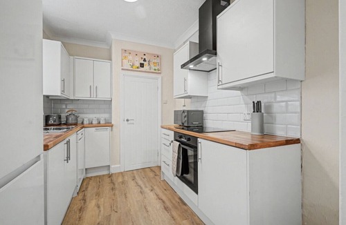 Northampton House | Spacious and Modern 2-Bedroom House with Garden - Free Parking
