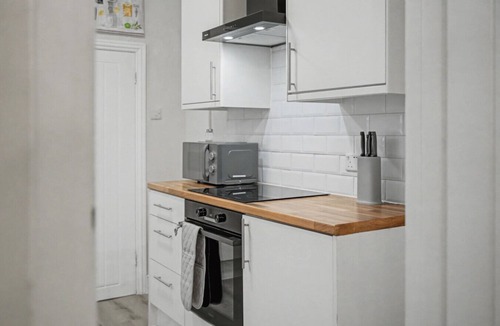 Northampton House | Spacious and Modern 2-Bedroom House with Garden - Free Parking