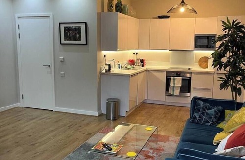 Prince's Apartment | Spacious and Modern 1BD Flat w Balcony in Lambeth