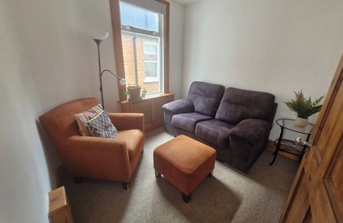 Tooting Apartment | Spacious and rustic 2 bedroom apartment - Colliers Wood