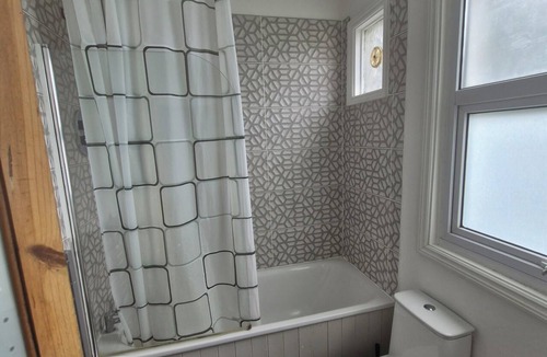 Tooting Apartment | Spacious and rustic 2 bedroom apartment - Colliers Wood