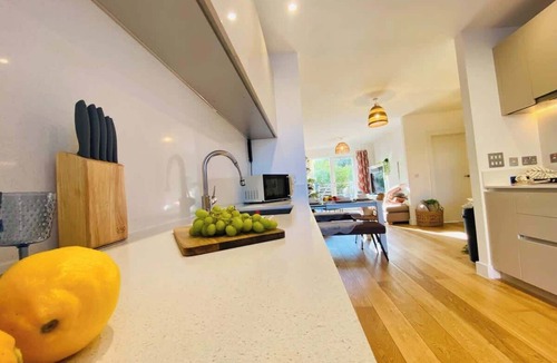 Trumpington House | Spacious Autumn House 62 Clay - 7 Guests & Parking