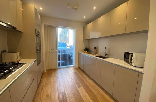Trumpington House | Spacious Autumn House 62 Clay - 7 Guests & Parking