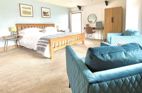 Saint Gennys Cottage | Spacious barn with superking bed, 5 minutes from the beach