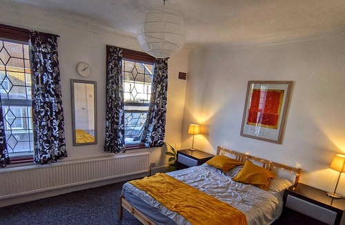 Broad Green House | Spacious & Bright 2-bed Detached House With Garden - 2 Mins From Station & Town
