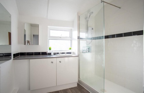 Loughborough House | Spacious Canalside Cottage - Games Room - Dog Walks