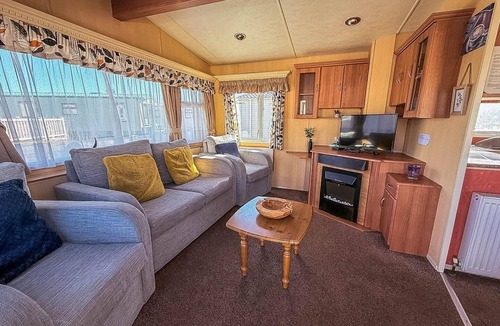 Lowestoft House | Spacious caravan for hire with decking by the beach in Suffolk ref 40094ND