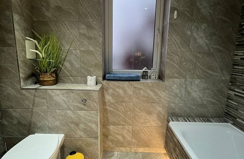 Swindon Apartment | Spacious Contractor Family apartment
