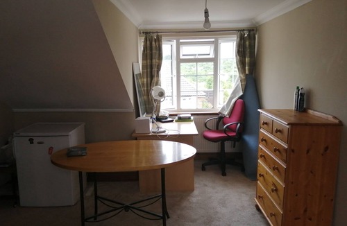 Basildon House | Spacious Deluxe Room (Ensuite) in a House