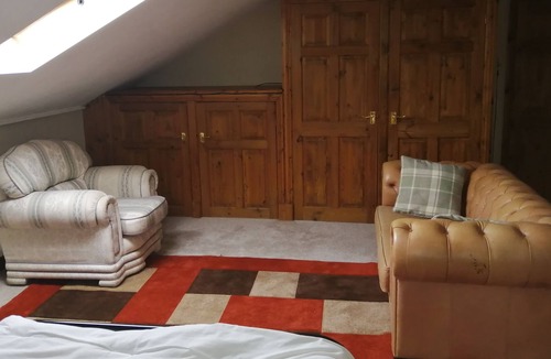 Basildon House | Spacious Deluxe Room (Ensuite) in a House