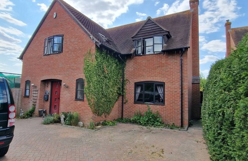 Cuddesdon House | Spacious Detached 4-Bedroom Family Home with Large Garden