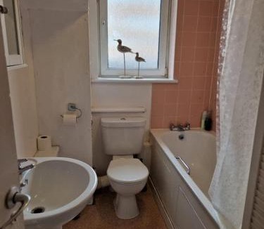 Tower Hamlets Apartment | Spacious Double Room - Shared Bathroom - Zone 2 - Smart Lock Entry - No Check In Hassle