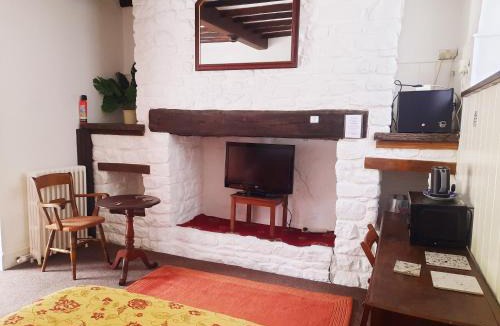 Wickwar Apartment | Spacious double, Shower en-suite, Desk & Patio