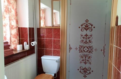 Wickwar Apartment | Spacious double, Shower en-suite, Desk & Patio