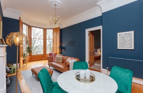 Comely Bank Apartment | Spacious drawing room apt, 10 mins to Princess st.