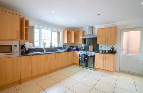 Marston Green House | Spacious Emirates 5BR Family & Contractor Stay NEC