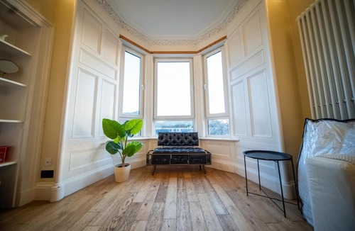 Gifford Apartment | spacious flat, close to the city centre with scenic views