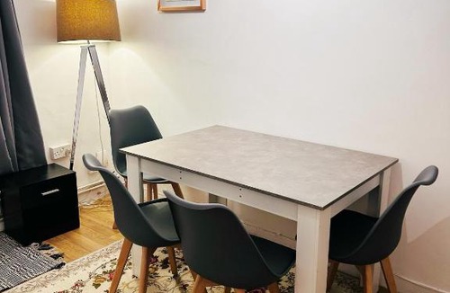Whitechapel Apartment | Spacious flat with 2 to 3 bedrooms in Central London