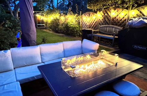 Norbiton House | Spacious and modern 4 bed with hot tub and large garden.