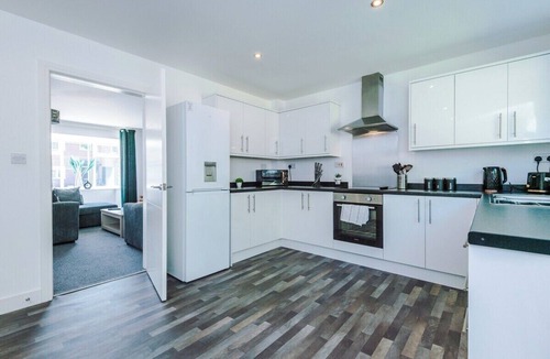St Helens House | Spacious 4 Bed Home | St Helens | Free Parking