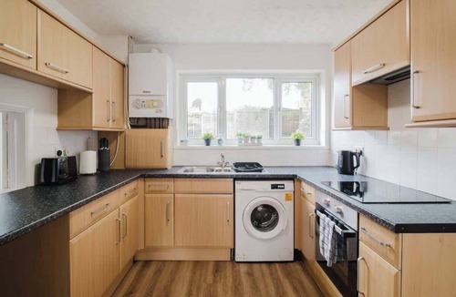 Northampton House | Spacious 3 Bedroom Home With Free Parking