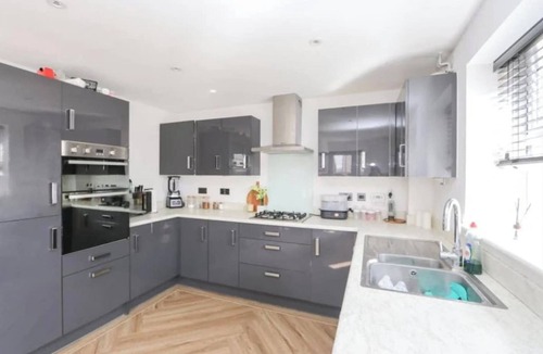 Patchway House | Spacious Home | 3 Car Spaces