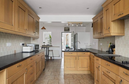 Barnstaple House | Spacious House Large Patio & Free Parking