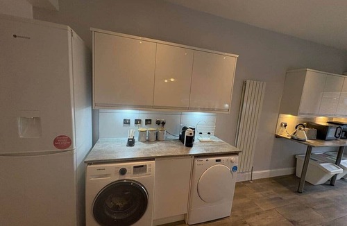 Doncaster House | Spacious John York House w/Parking