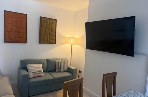 Doncaster House | Spacious John York House w/Parking