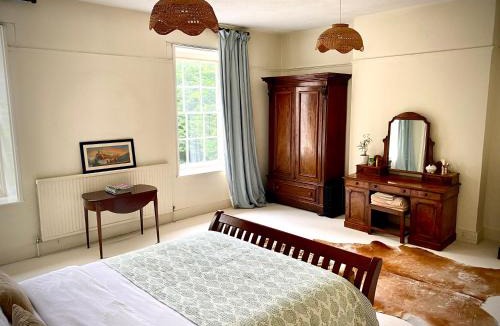 Bicester House | Spacious King Room with Ensuite