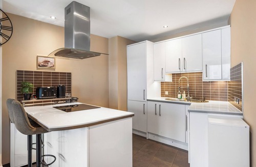 Brighton City Centre Apartment | Spacious Modern 2-Bedroom Apartment in Brighton, Walk to Beach, Sleeps 10