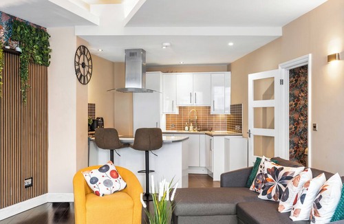 Brighton City Centre Apartment | Spacious Modern 2-Bedroom Apartment in Brighton, Walk to Beach, Sleeps 10