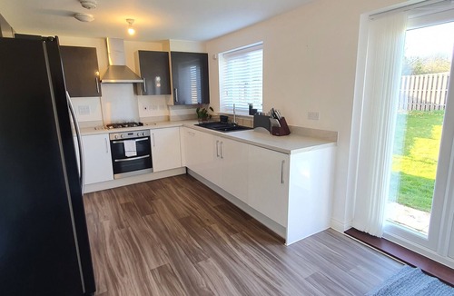 Dartford House | Spacious Modern 4 Bedroom Detached House On A Quiet Estate