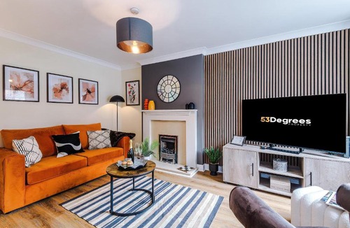 Northwich House | Spacious & Modern 4 Bed in Northwich with FREE Parking by 53 Degrees Property