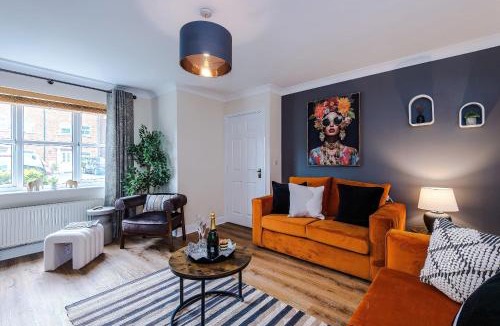 Northwich House | Spacious & Modern 4 Bed in Northwich with FREE Parking by 53 Degrees Property