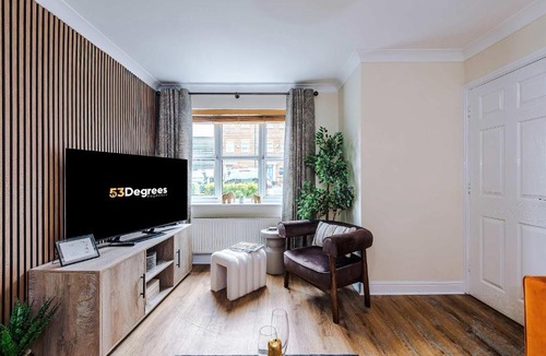 Northwich House | Spacious & Modern 4 Bed in Northwich with FREE Parking by 53 Degrees Property