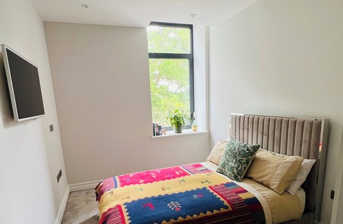 Claygate Apartment | Spacious, modern apartment in great location for travel and entertainment!