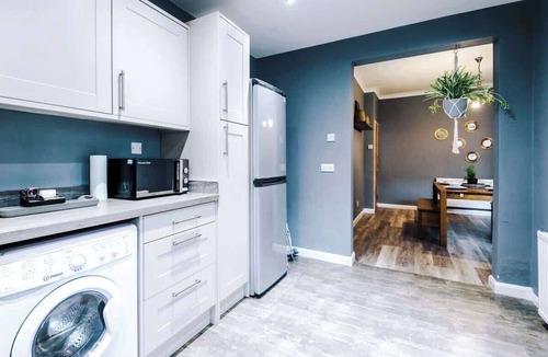 Hoole House | Spacious Modern Chester Home - Great Location