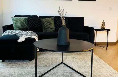 Maidstone Apartment | Spacious Modern Flat | Balcony, Free Parking | 3min City Centre