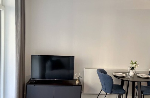Gascoigne Apartment | Spacious modern studio apartment in London